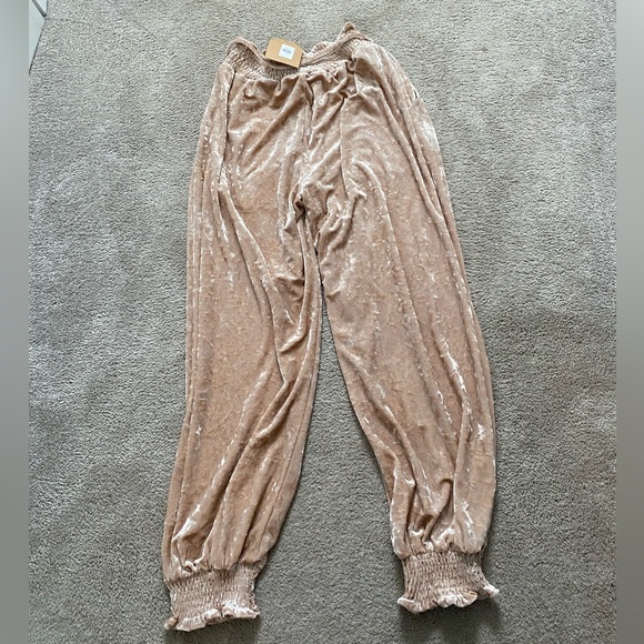 BNWT Gorgeous blush tan peach velvet pants by Kori. Size small. - Picture 8 of 9